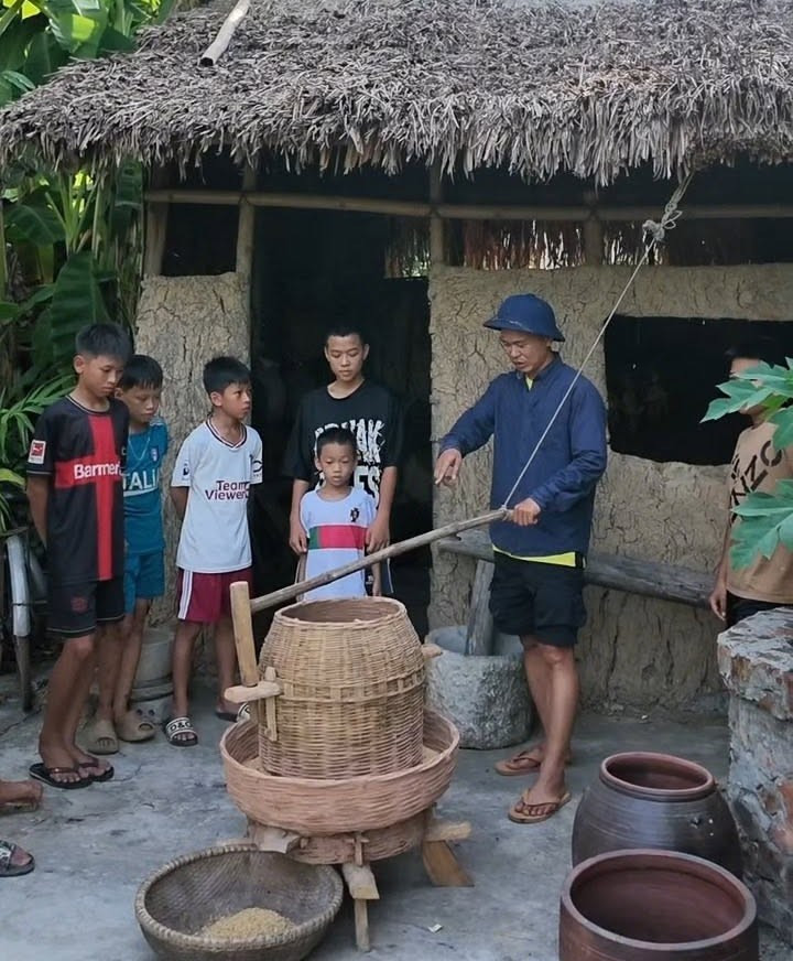 Từ đầu mùa hè đến nay, anh Phương đã tổ chức nhiều buổi hoạt động trải nghiệm mới mẻ cho trẻ em trong làng (ảnh NVCC) 3.jpg