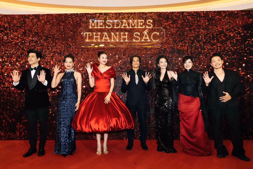 Dàn diễn viên của "Mesdames Thanh Sắc" trong buổi công chiếu đầu tiên budd4362.jpg