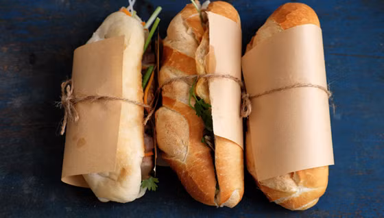 Trang CNN từng nhận xét bánh mì là món ăn “nhỏ nhưng bùng nổ hương vị”. Ảnh: Vntravellive. anh-3-am-thuc.png