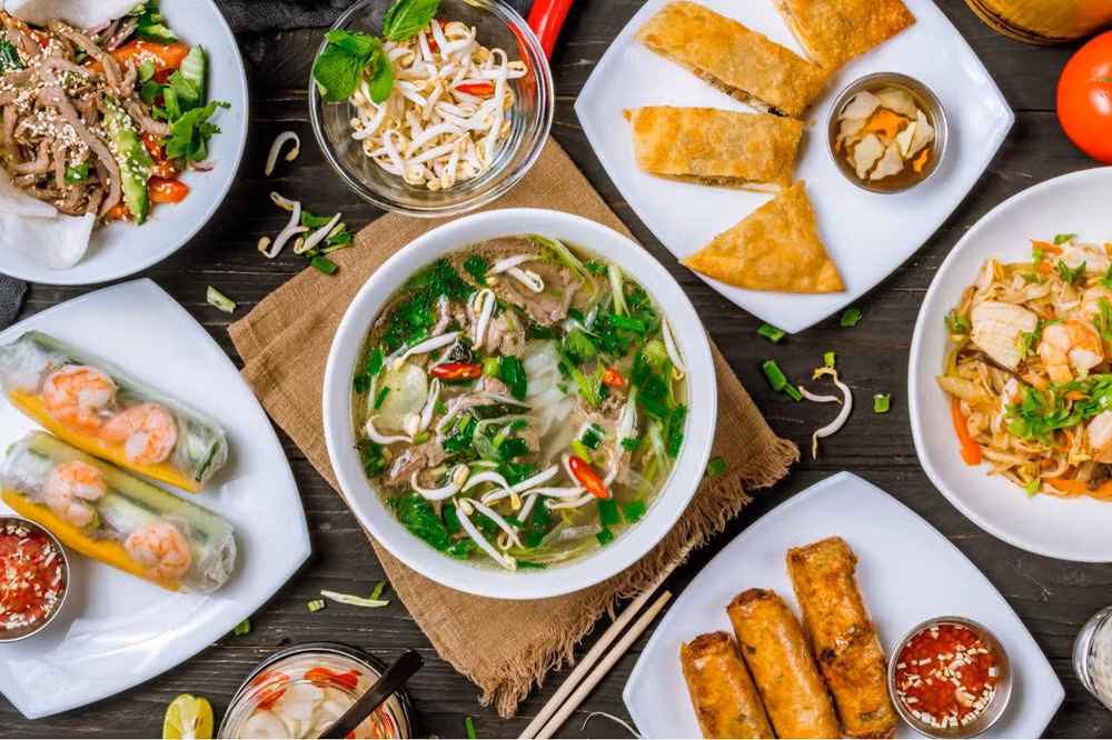Ẩm thực Việt chinh phục du khách bằng sự tươi ngon, đa dạng và rất đời thường. Ảnh: GuideVietnam. anh-4-am-thuc.png