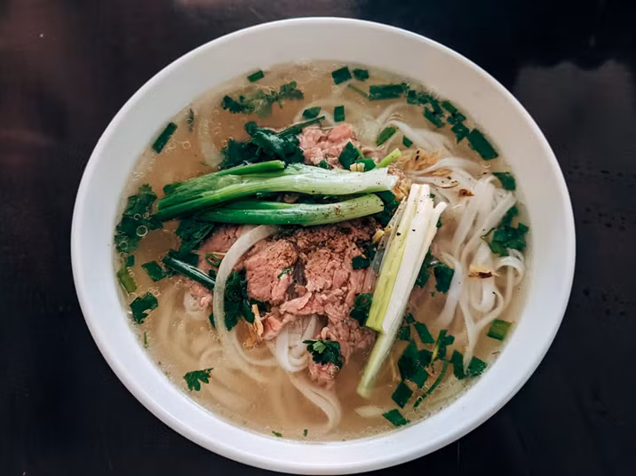 Phở bò Việt Nam - món ăn kết hợp tinh tế giữa nước dùng thanh ngọt, bánh phở mềm và các loại rau thơm đặc trưng. Ảnh: Unsplash. anh-1-am-thuc.png