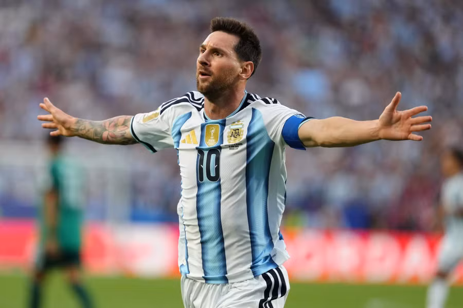 Messi thi đấu rực sáng, giúp Argentina thắng đậm ngày ra quân bảo vệ ngôi vô địch World Cup. messsi.jpg