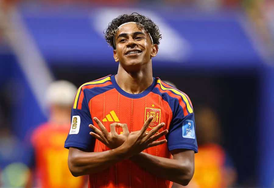Thần đồng 18 tuổi ăn mừng bàn thắng đầu tiên của bản thân tại World Cup. tbn-2.jpg