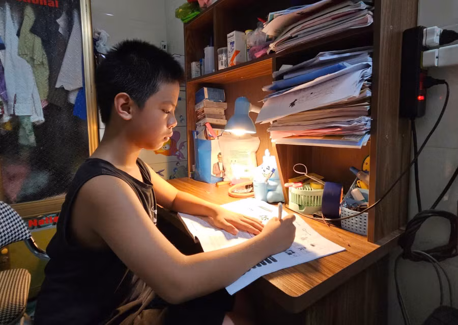 Đậu Vương Anh Khôi (lớp 4, Trường Tiểu học Thạch Liên) từ nhỏ đã khuyết đi tình cha, nay lại đang đứng trước bờ vực mất vĩnh viễn người mẹ – chỗ dựa duy nhất của đời mình. 1.jpg