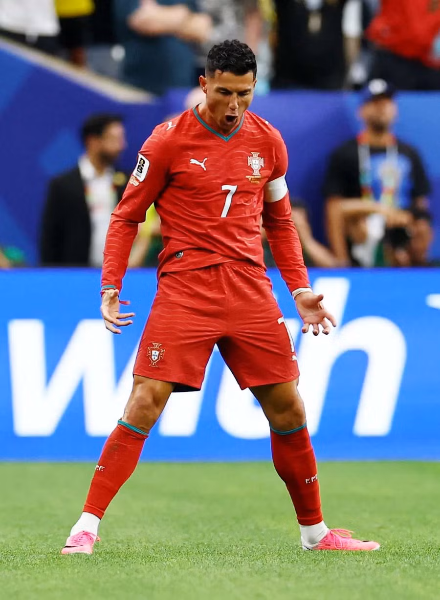 Cristiano Ronaldo ghi cú đúp vào lưới Uzbekistan tại lượt trận thứ hai bảng World Cup 2026 ronaldo-1.jpg