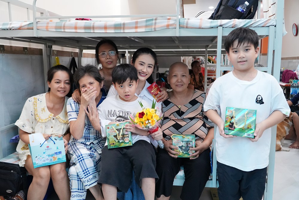 Hoa hậu Ý Nhi thăm hỏi, tặng quà bệnh nhân ung thư - ảnh 2