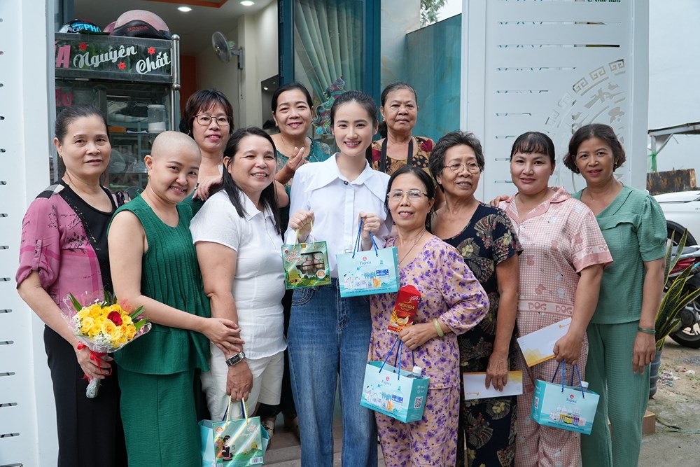 Hoa hậu Ý Nhi thăm hỏi, tặng quà bệnh nhân ung thư - ảnh 4