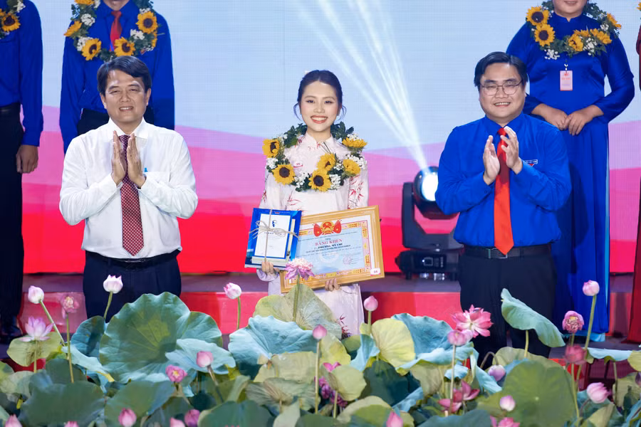 Phương Mỹ Chi được tuyên dương danh hiệu Thanh niên tiên tiến TPHCM làm theo lời Bác. moment-nhan-giai.jpg