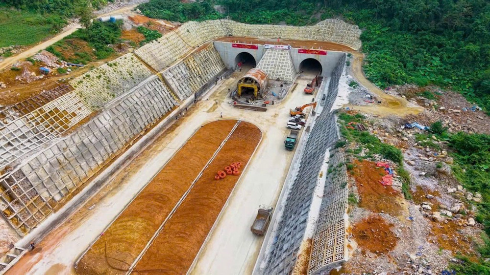 Tuyến cao tốc từng bước hình thành, mở ra kỳ vọng lớn về thay đổi hạ tầng giao thông, thúc đẩy phát triển kinh tế - xã hội. Tuyến cao tốc từng bước hình thành, mở ra kỳ vọng lớn về thay đổi hạ tầng giao thông, thúc đẩy phát triển kinh tế - xã hội.