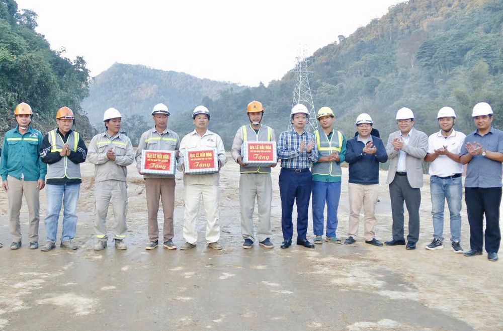 Chủ tịch UBND tỉnh Lê Hải Hòa động viên, tặng quà các lực lượng thi công tuyến cao tốc Đồng Đăng - Trà Lĩnh. Chủ tịch UBND tỉnh Lê Hải Hòa động viên, tặng quà các lực lượng thi công tuyến cao tốc Đồng Đăng - Trà Lĩnh.