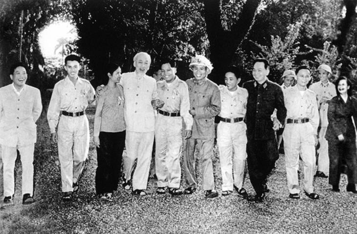 Bác Hồ với các anh hùng, chiến sĩ thi đua miền Nam tại Phủ Chủ tịch, tháng 11/1965. anh3.jpg