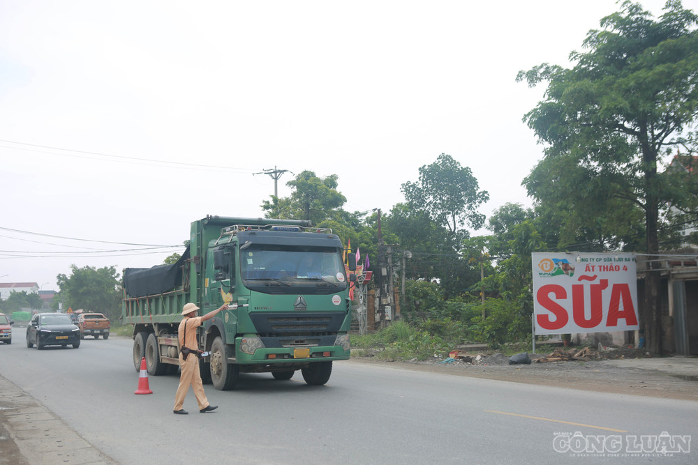 Tại Đội CSGT đường bộ số 12, lực lượng chức năng cũng thường xuyên kiểm tra các phương tiện lưu thông trên đường Hồ Chí Minh qua xã Xuân Mai. Nhiều xe tải đã bị dừng kiểm tra tải trọng và xử lý vi phạm. Riêng trong tháng 6/2026, đơn vị đã xử phạt 60 trường hợp chở hàng quá tải. clo_br_6r4a0981.jpg