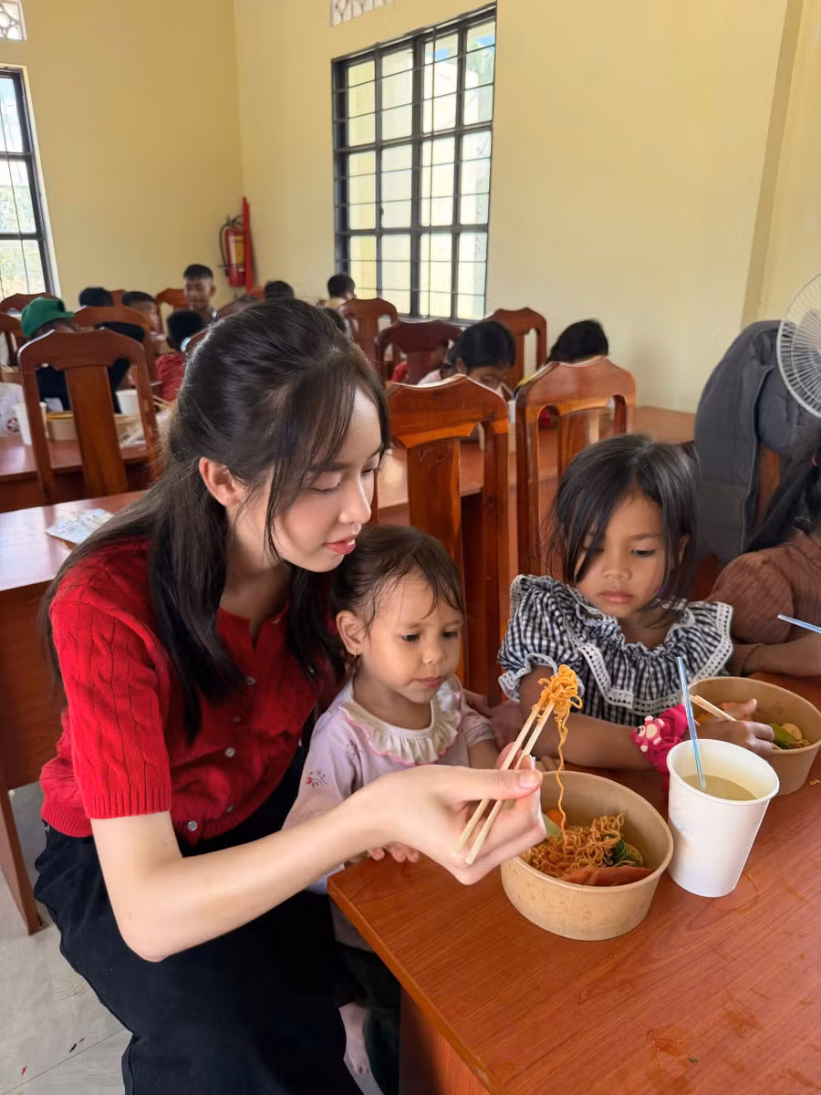 Thanh Thủy tự tay nấu ăn, chuẩn bị phần quà cho các em nhỏ. thanh-thuy-1.jpg