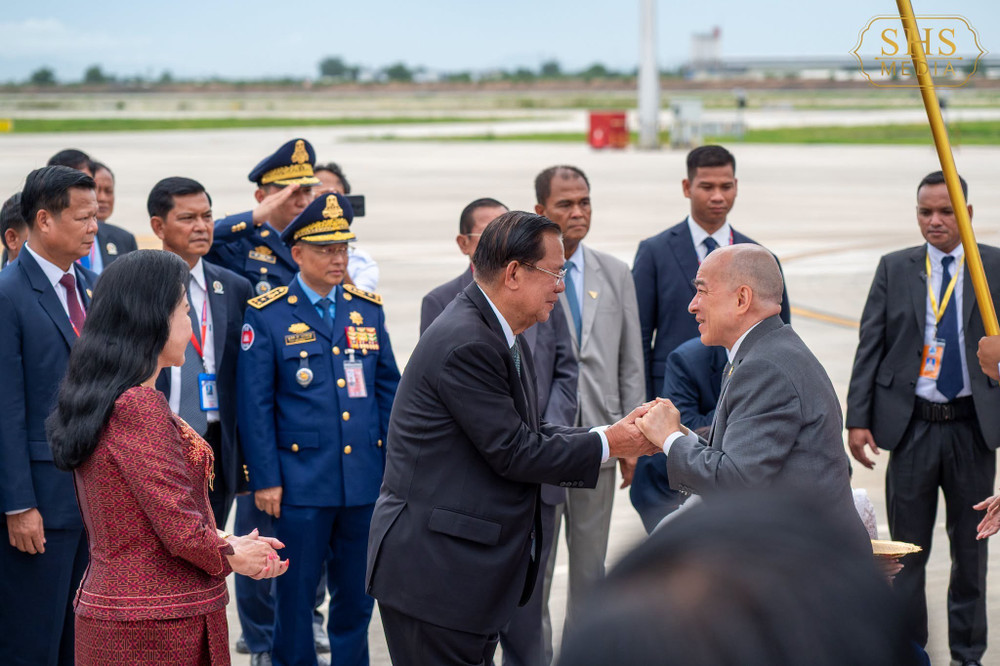 Chủ tịch Thượng viện Campuchia Hun Sen đón Quốc vương Campuchia Norodom Sihamoni và Hoàng thái hậu Norodom Monineath tại sân bay. Ảnh: Facebook/Samdech Hun Sen of Cambodia 736261049-1003899509097226-4182664467116517685-n.jpg