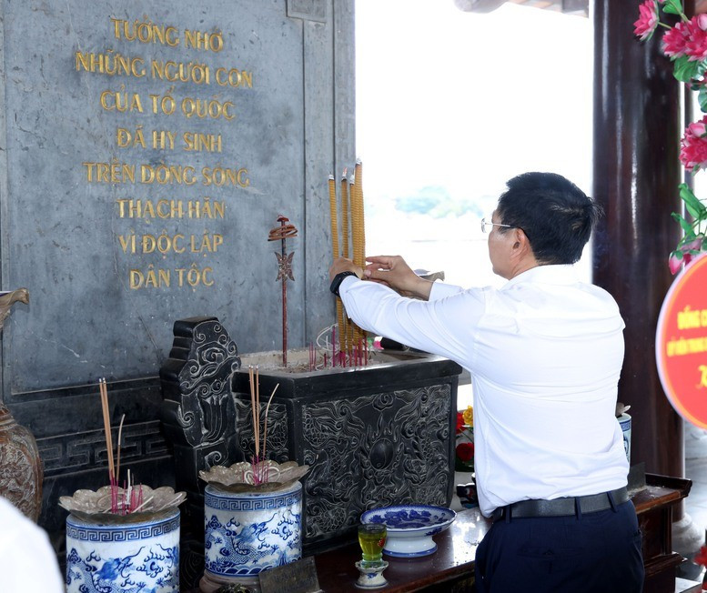 Phó Thủ tướng Nguyễn Văn Thắng dâng hương tại Đền tưởng niệm Chủ tịch Hồ Chí Minh và các anh hùng liệt sĩ tại bến thả hoa bờ Nam sông Thạch Hãn - Ảnh VGP
