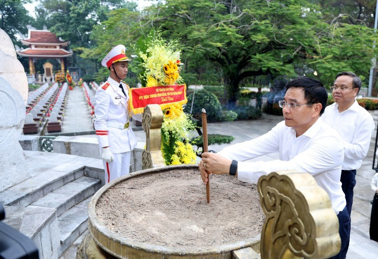 Phó Thủ tướng Chính phủ Nguyễn Văn Thắng dâng hương tưởng nhớ công lao to lớn của các Anh hùng liệt sĩ tại Nghĩa trang liệt sĩ quốc gia Trường Sơn - Ảnh VGP