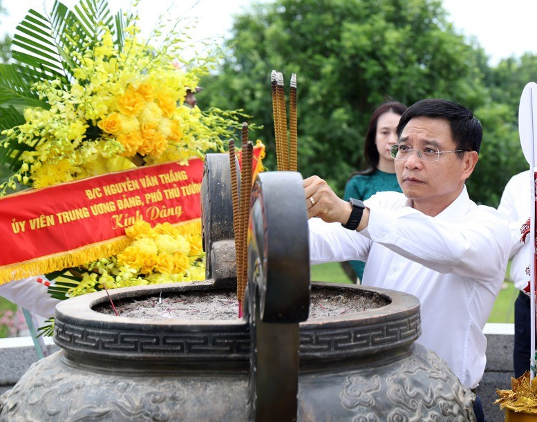 Phó Thủ tướng Nguyễn Văn Thắng dâng hương tri ân các anh hùng liệt sĩ tại Di tích Quốc gia đặc biệt Thành Cổ Quảng Trị - Ảnh VGP