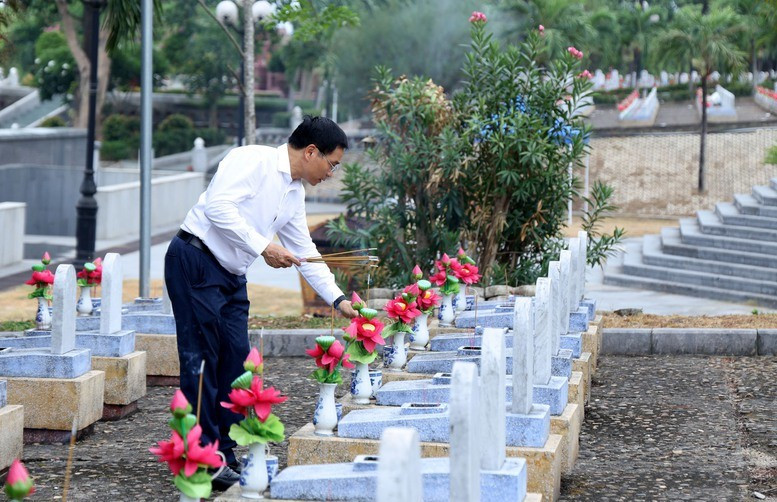 Phó Thủ tướng Nguyễn Văn Thắng thắp hương tri ân các Anh hùng liệt sĩ tại Nghĩa trang liệt sĩ quốc gia Đường 9 - Ảnh VGP