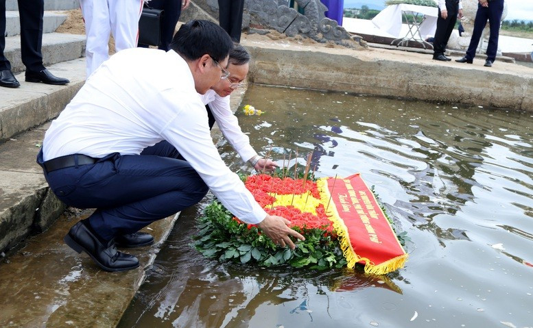 Phó Thủ tướng Nguyễn Văn Thắng và Phó Chủ tịch UBND tỉnh Quảng Trị Lê Đức Tiến thả hoa và dâng hương tưởng nhớ các anh hùng liệt sĩ tại bến thả hoa bờ Bắc sông Thạch Hãn - Ảnh VGP