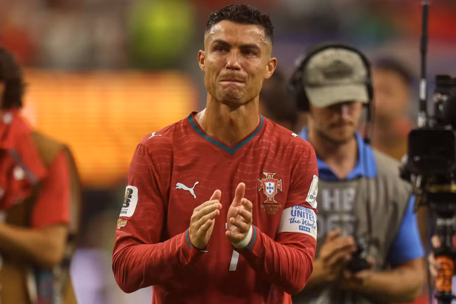 Tiền đạo Cristiano Ronaldo bật khóc sau tiếng còi mãn cuộc, khép lại kỳ World Cup cuối cùng trong sự nghiệp. ronaldo.jpg