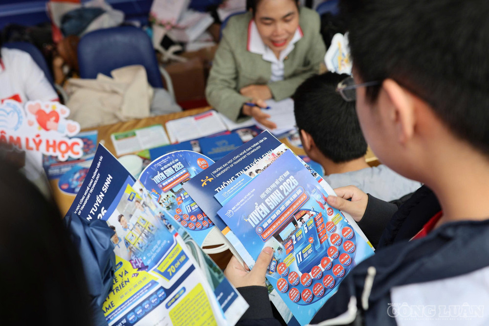 Theo lịch tuyển sinh của Bộ Giáo dục và Đào tạo, thí sinh đăng ký, điều chỉnh nguyện vọng đại học đến 17h ngày 14/7. clo_br_z7601716968387-15ff27fd975984197506b273ee724cf5.jpg