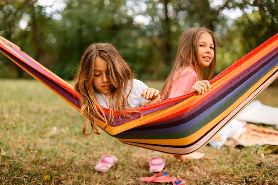 Các chuyên gia cho biết, mỗi đứa trẻ có tính cách và nhu cầu phát triển khác nhau. Ảnh: INT loi-ich-cua-viec-buon-chan-trong-ngay-he-2.jpg