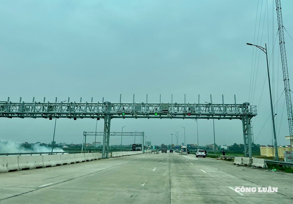 5 dự án thành phần cao tốc Bắc - Nam phía Đông gồm Mai Sơn - Quốc lộ 45, Quốc lộ 45 - Nghi Sơn, Nghi Sơn - Diễn Châu, Vĩnh Hảo - Phan Thiết và Phan Thiết - Dầu Giây chính thức thu phí. tram-thu-phi.jpg