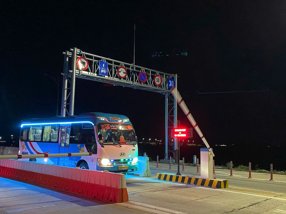 Phương tiện lưu thông qua trạm thu phí Hàm Nghi - Vũng Áng sau thời điểm hệ thống thu phí điện tử không dừng chính thức vận hành. Ảnh: CĐB. xe-qua-tram-tram-ham-nghi-vung-ang.jpg