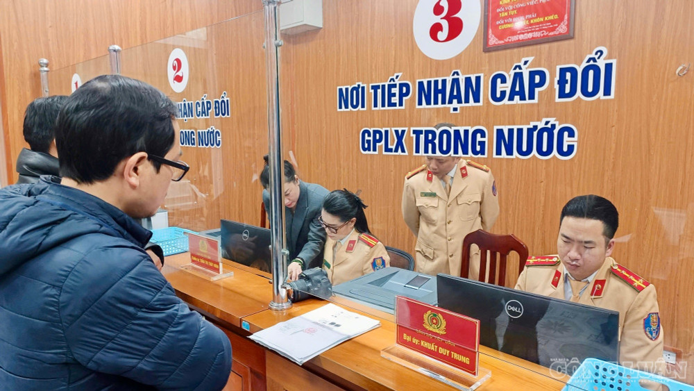 Tổ chức kiểm tra pháp luật về trật tự, an toàn giao thông đường bộ để thực hiện phục hồi điểm giấy phép lái xe trên địa bàn Hà Nội. Ảnh minh họa. clo_br_02.jpg