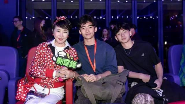 Các con của Trương Bá Chi lần lượt là Lucas (19 tuổi) và Quintus (16 tuổi) bên bà nội Địch Ba Lạp: Ảnh: Weibo img-3495.jpg
