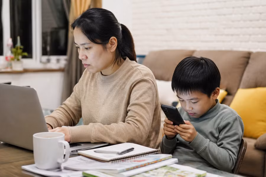 Trong nhiều gia đình, điện thoại trở thành công cụ giúp trẻ giải trí khi cha mẹ bận rộn. dung-de-mang-xa-hoi-nuot-tuoi-tho-1.png