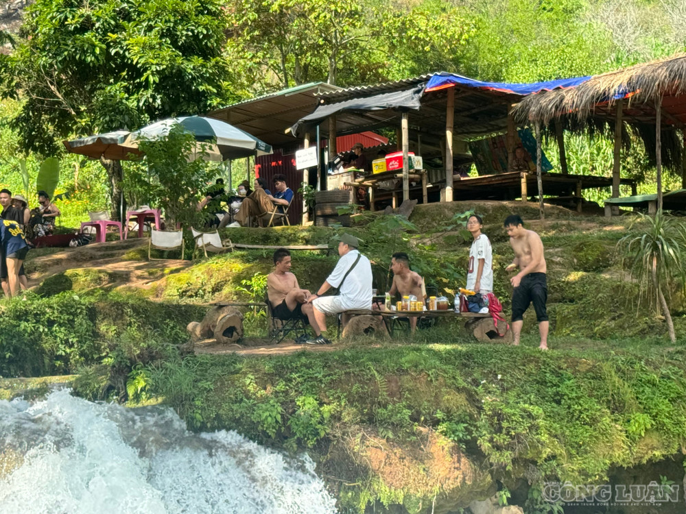 Người dân Bản Mòn dựng lán nhỏ để bán nước uống và thịt nướng mắc khén phục vụ du khách tới tắm suối. clo_br_img-3097.jpg