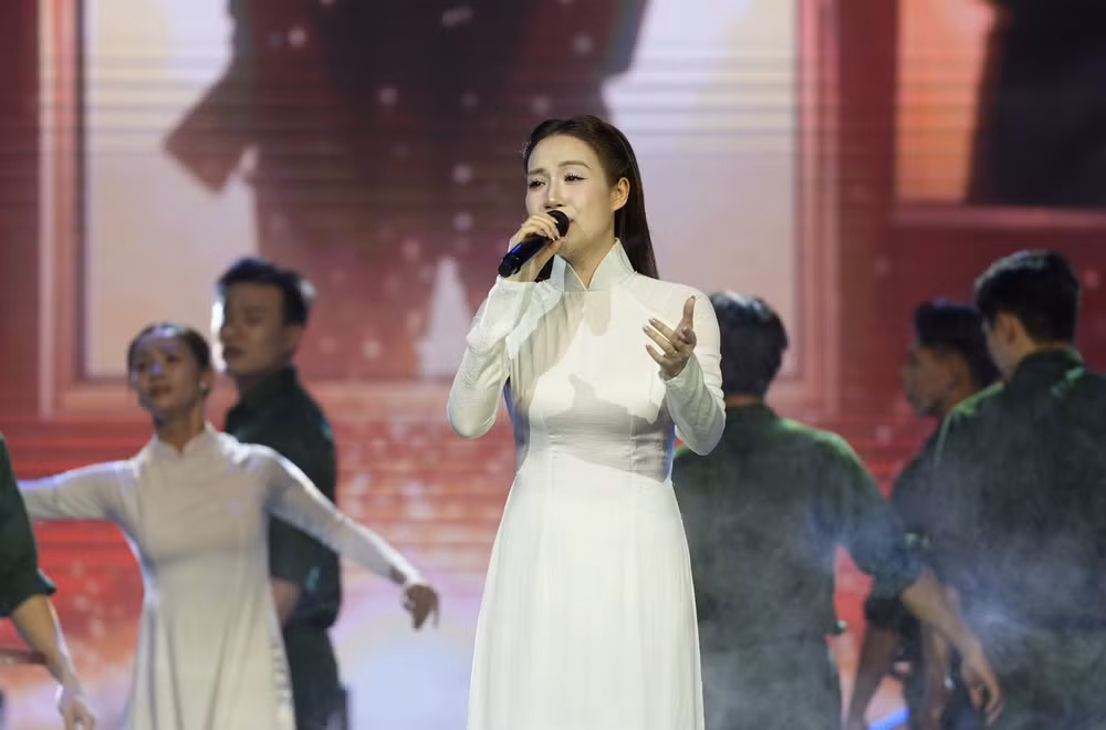 Ca sĩ Thu Thuỷ biểu diễn tại chương trình nghệ thuật "Một thời hoa lửa". Ảnh: BTC anh-man-hinh-2026-07-23-luc-063931.png