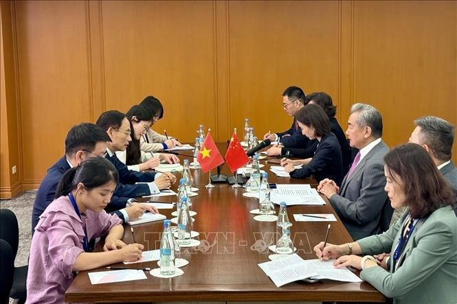 Bộ trưởng Bộ Ngoại giao Lê Hoài Trung gặp Bộ trưởng Bộ Ngoại giao Trung Quốc Vương Nghị. Ảnh TTXVN. Bộ trưởng Bộ Ngoại giao Lê Hoài Trung gặp Bộ trưởng Bộ Ngoại giao Trung Quốc Vương Nghị. Ảnh TTXVN.