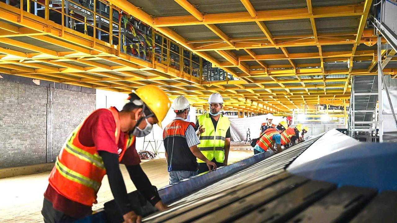 Hàng nghìn kỹ sư, công nhân đang tập trung hoàn thiện các hạng mục trọng điểm của sân bay Long Thành. Ảnh: Duy Khương