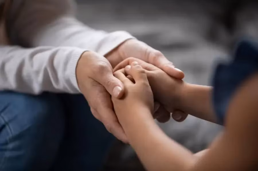 Từ xin lỗi đến việc tự nhìn nhận, đó là một bước tiến lớn trong quá trình trưởng thành của trẻ. (Ảnh: ITN).
