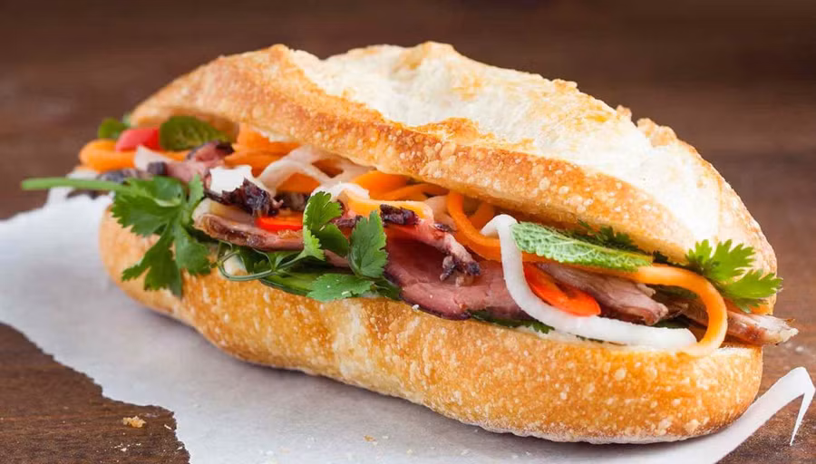 Bánh mì là một trong những món ăn đường phố của Việt Nam được nhiều du khách nước ngoài yêu thích - Ảnh minh họa: ITN. banh-mi-1.jpg