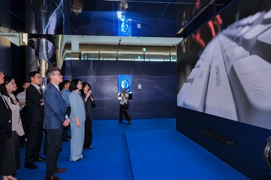 Triển lãm “Thể lạ” thuộc khuôn khổ Lễ hội Thiết kế sáng tạo Hà Nội 2026 - hướng đến thúc đẩy đối thoại về văn hóa, đạo đức và sáng tạo trong ứng dụng AI. Ảnh: BTC. ai-va-bai-toan-gin-giu-4.jpg