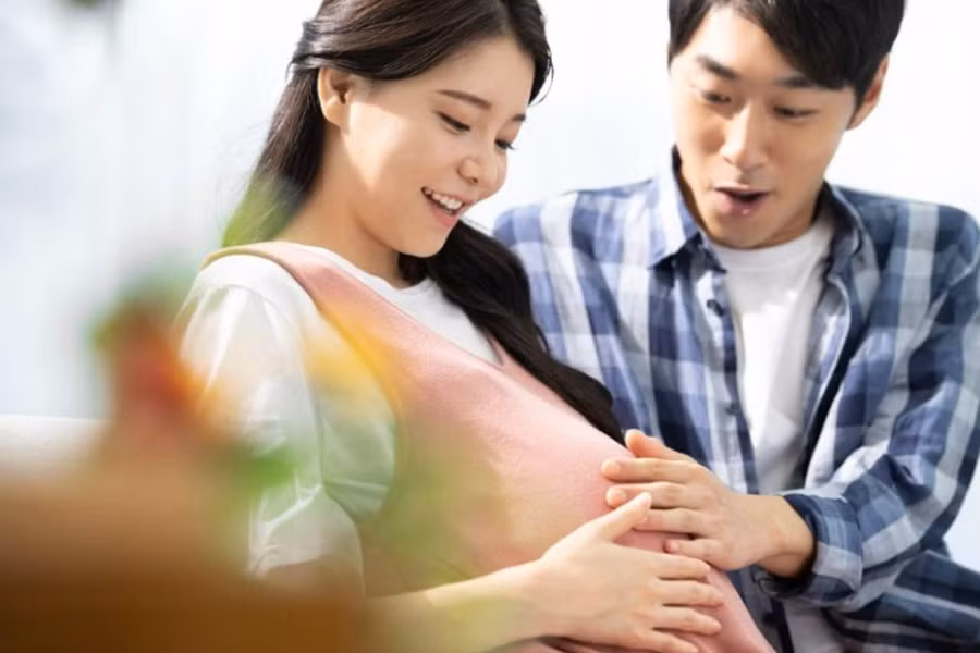 Nếu bố mẹ thường xuyên trò chuyện với thai nhi, có thể thúc đẩy giáo dục ngôn ngữ tốt sau khi trẻ chào đời. (Ảnh: ITN).