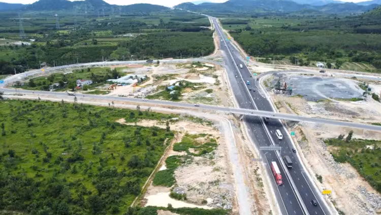 Hình ảnh nút giao Quốc lộ 55 với cao tốc Bắc - Nam đoạn Phan Thiết - Dầu Giây. Ảnh: Vĩnh Phú. nut-giao.png