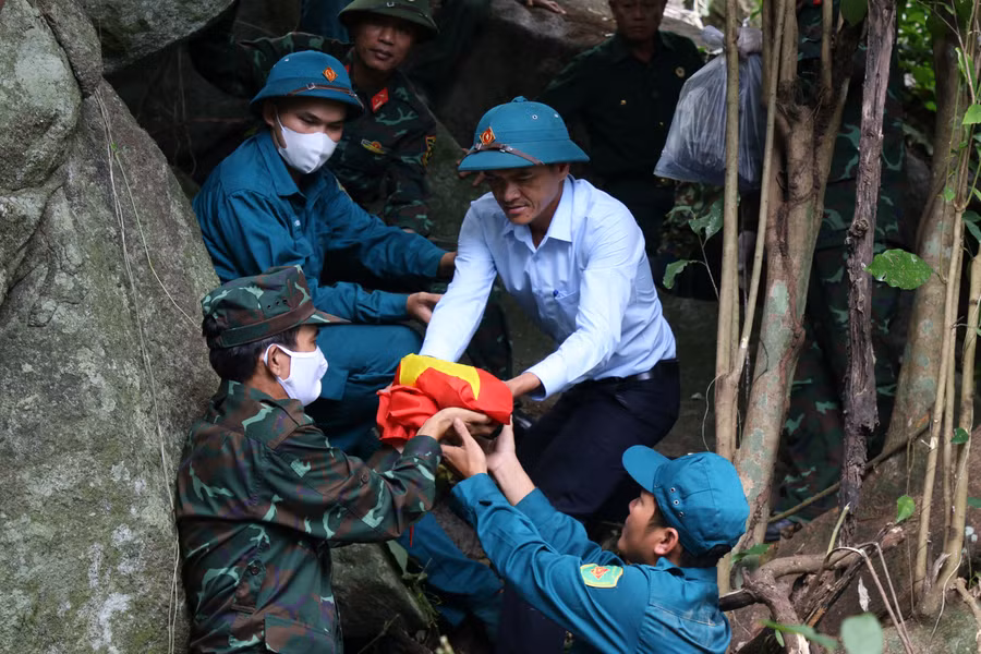 Địa hình dốc đứng, hiểm trở khiến việc đưa hài cốt liệt sĩ ra khỏi khu vực hang đá gặp nhiều khó khăn. (Ảnh: Thế Hùng) img-0504.jpg