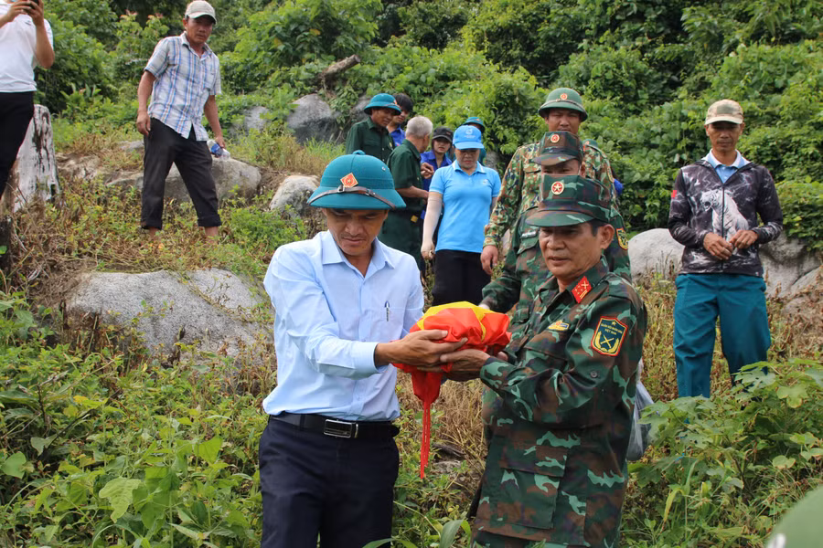 Đại tá Đỗ Văn Thiệu cùng ông Nguyễn Minh Nghiệp - Phó Chủ tịch UBND xã Cư Pui, đưa hài cốt liệt sĩ về nơi an táng. (Ảnh: Thế Hùng) img-0541.jpg