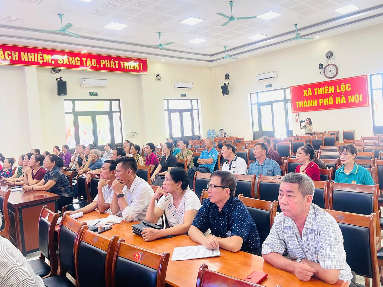 Các đại biểu cùng đông đảo người dân tham dự hội nghị lấy ý kiến về hai đồ án quy hoạch (Ảnh: TTDVTH xã Thiên Lộc).