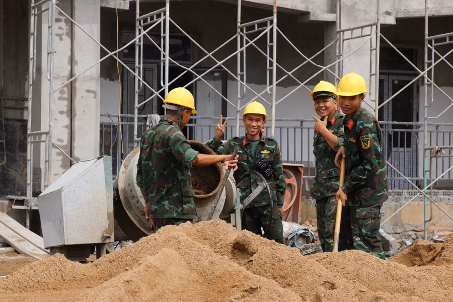 Dù công việc nặng nhọc, nụ cười vẫn luôn nở trên môi các chiến sĩ. (Ảnh: Thế Hùng) img-0148.jpg