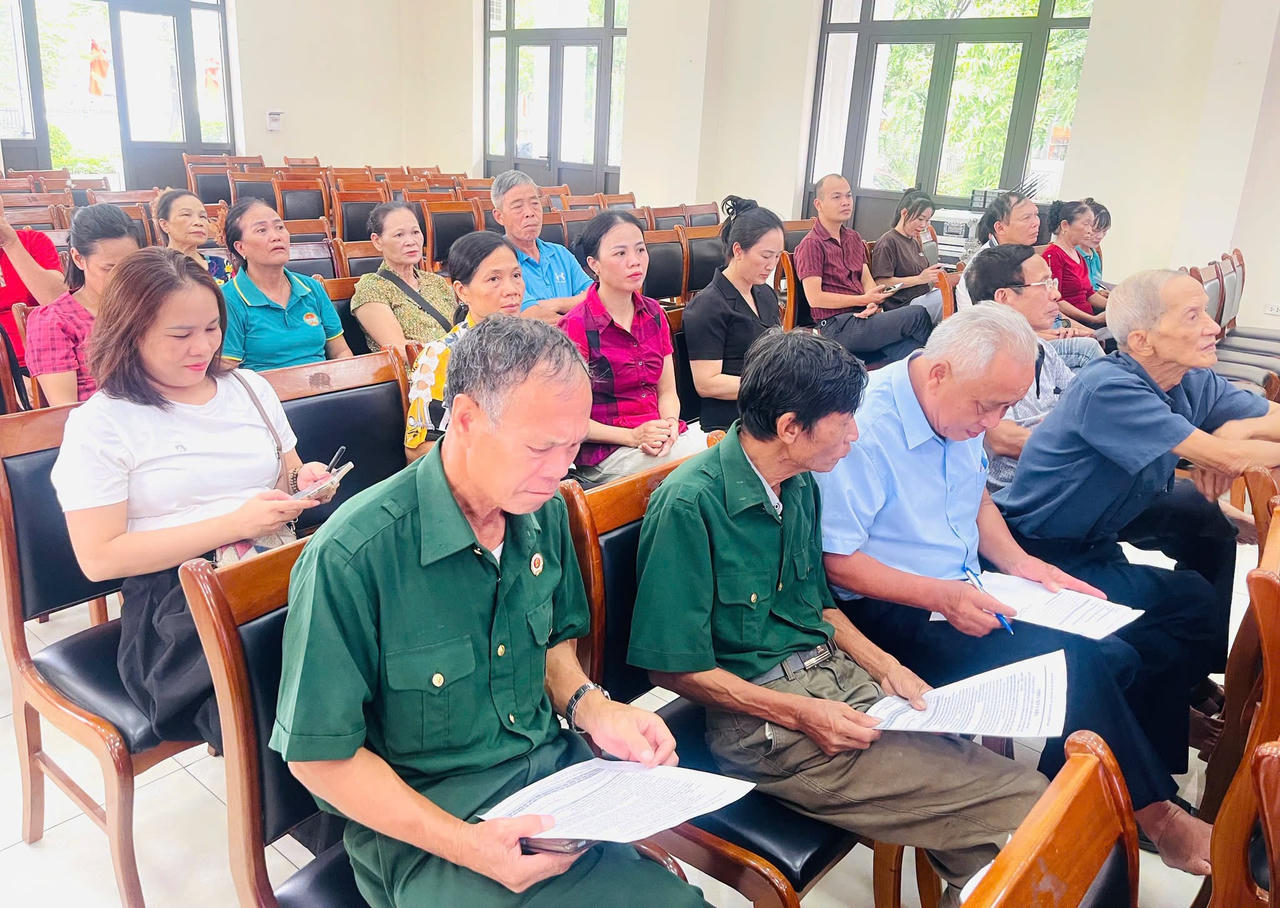 Các đại biểu đã thực hiện điền phiếu lấy ý kiến đối với hai đồ án theo đúng quy định (Ảnh: TTDVTH xã Thiên Lộc).