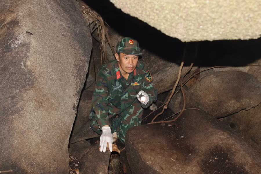 "Đường vào hang đá gập ghềnh, hiểm trở, song đó vẫn chưa thể nói hết những gian khổ mà các thế hệ cha ông đã trải qua để bảo vệ Tổ quốc", Thiếu tá Nguyễn Duy Thuận. img-0407.jpg