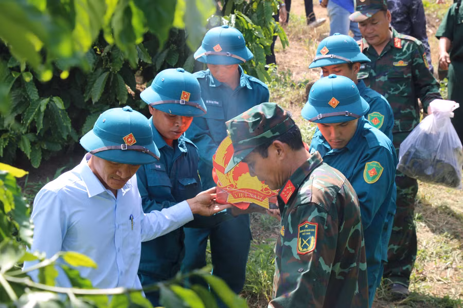 Đưa hài cốt liệt sĩ về Nghĩa trang Liệt sĩ Krông Bông. (Ảnh: Thế Hùng) img-0620.jpg