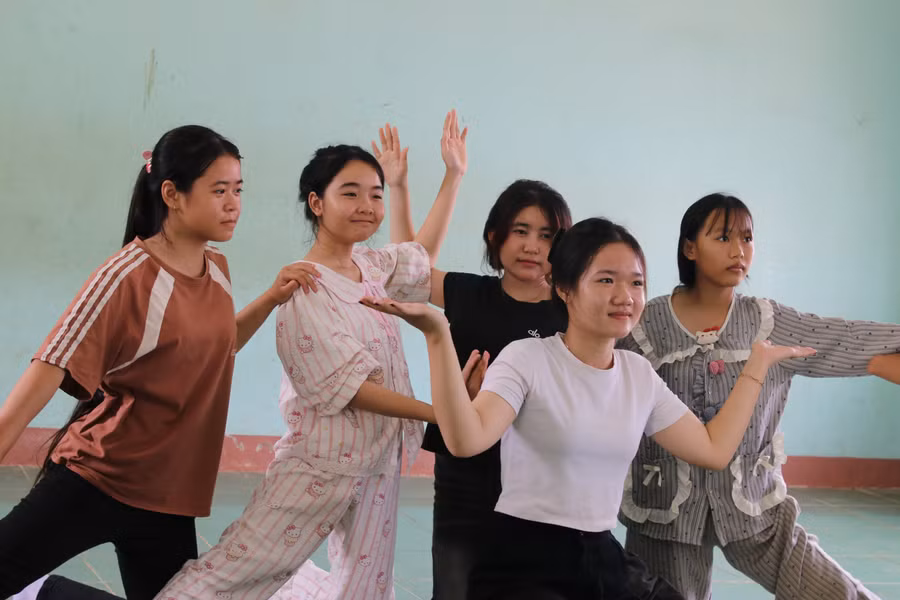 Thiên Kim (áo trắng) cùng các bạn tập văn nghệ để biểu diễn trong lễ khai giảng năm học mới. img-0248.jpg