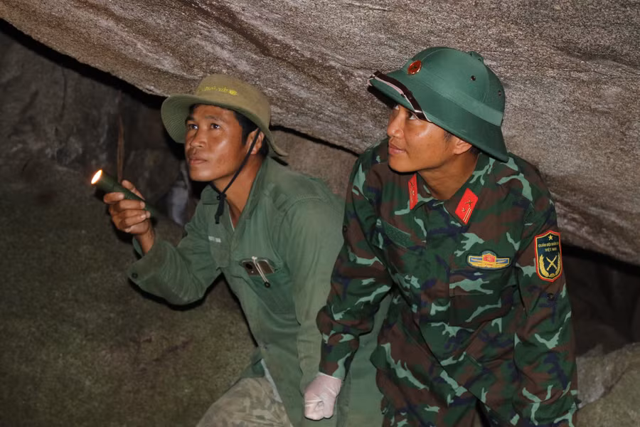 Ông Trương Công Bá dẫn đường, hỗ trợ Đội K51 tìm kiếm tại khu vực hang đá núi Cư Jú. (Ảnh: Thế Hùng) img-0462.jpg