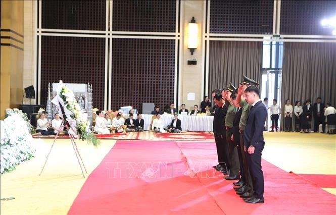 Đoàn đại biểu Bộ Công an Việt Nam do Thượng tướng Lê Văn Tuyến, Ủy viên Trung ương Đảng, Thứ trưởng Bộ Công an, làm Trưởng đoàn, viếng Chủ tịch Quốc hội Lào Xaysomphon Phomvihane. Ảnh: Xuân Tú/PV TTXVN tại Lào Đoàn đại biểu Bộ Công an Việt Nam do Thượng tướng Lê Văn Tuyến, Ủy viên Trung ương Đảng, Thứ trưởng Bộ Công an, làm Trưởng đoàn, viếng Chủ tịch Quốc hội Lào Xaysomphon Phomvihane. Ảnh: Xuân Tú/PV TTXVN tại Lào